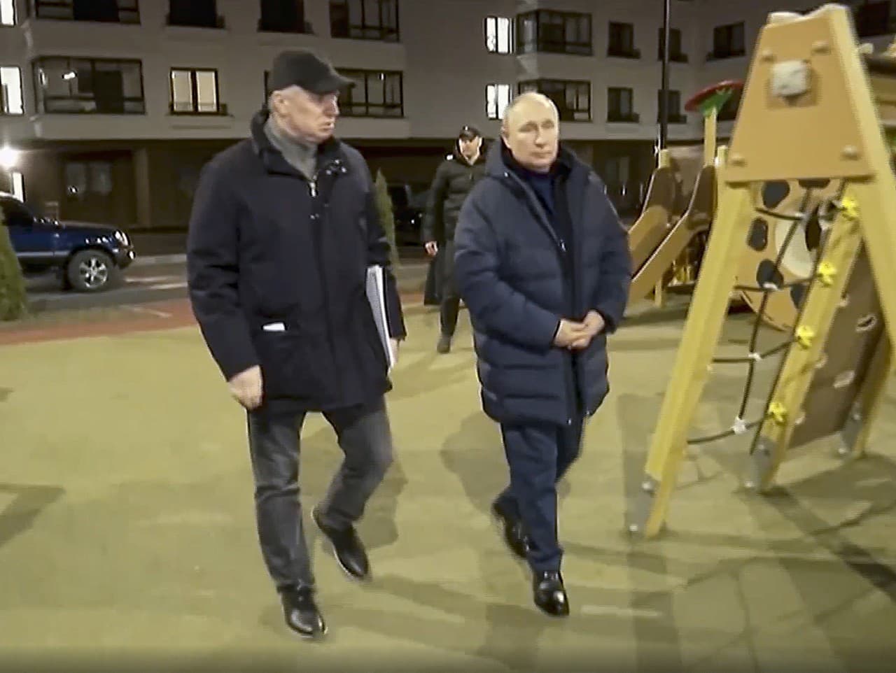 Na videosnímke zverejnenej v nedeľu 19. marca 2023, ruský prezident Vladimir Putin (vpravo) a podpredseda ruskej vlády Marat Chusnullin počas návštevy Mariupola na Ukrajine.