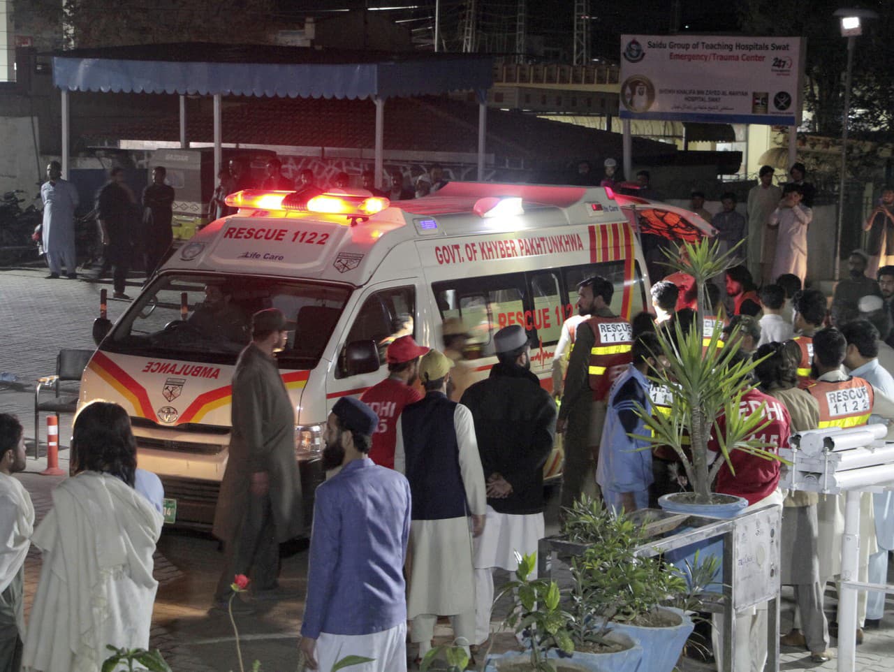 Záchranári ošetrujú obete zemetrasenia v Pakistane
