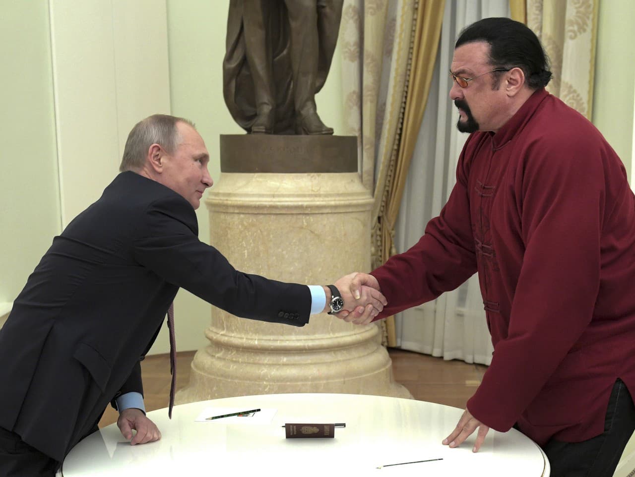 Vladimir Putin a Steven Seagal sú priatelia.