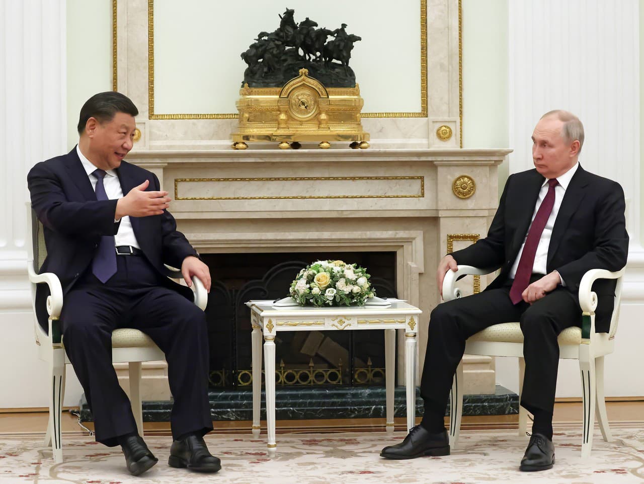 Na snímke vpravo ruský prezident Vladimir Putin a vľavo čínsky prezident Si Ťin-pching počas stretnutia v Kremli v Moskve 20. marca 2023.