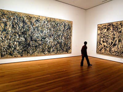 Obrazy amerického maliara Jacksona Pollocka v Múzeu moderného umenia v New Yorku