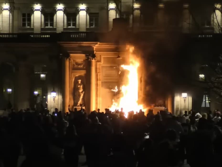 Demonštranti v Bordeaux podpálili mestskú radnicu
