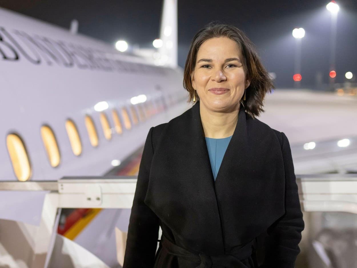 Nemecká ministerka zahraničia Annalena Baerbocková pri vstupe do vládneho lietadla. (archívna fotografia)
