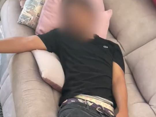 Mladík sa vlámal do domu a zaspal na gauči v obývačke.