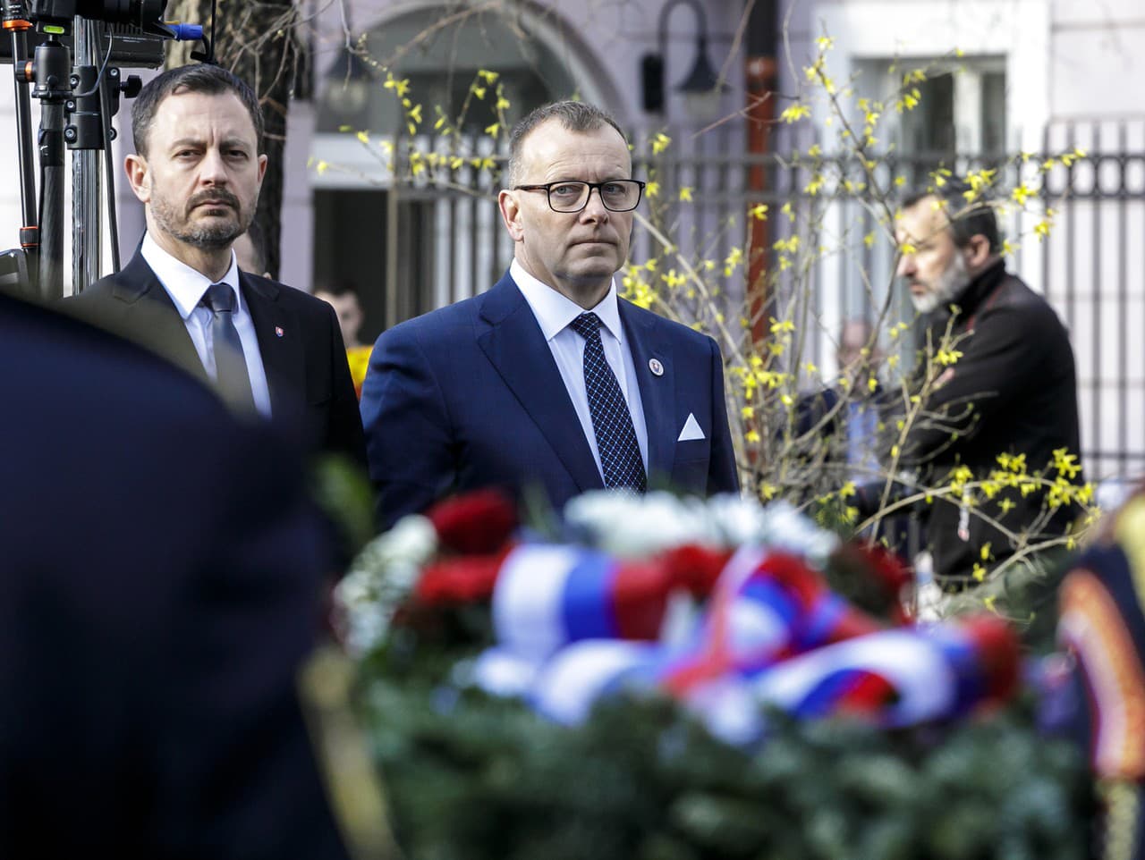 Na snímke zľava poverený predseda vlády SR Eduard Heger a predseda Národnej rady SR Boris Kollár počas slávnostného verejného zhromaždenia pri príležitosti 35. výročia Sviečkovej manifestácie v Bratislave 