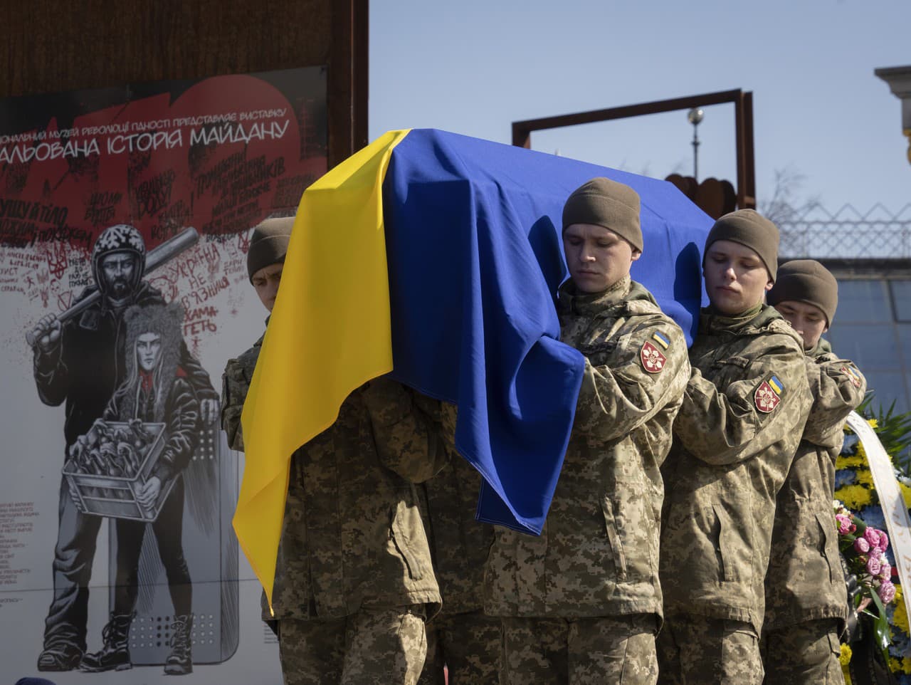 Ukrajinskí vojaci pochovávajú jedného z padlých 