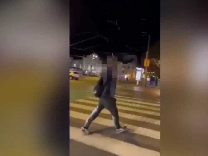 Muž v Bratislave napadol cudzinca, potom hajloval.