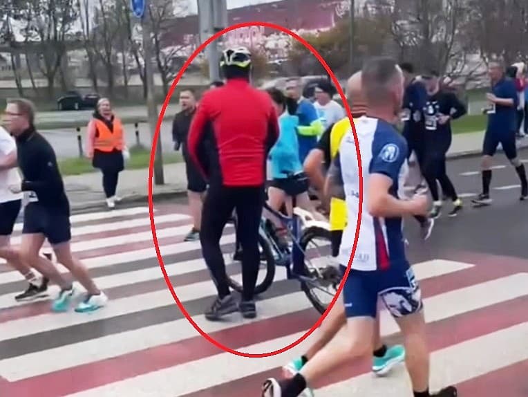Cyklista sa s tým nestaral a rovno prešiel cez prechod počas maratónu.