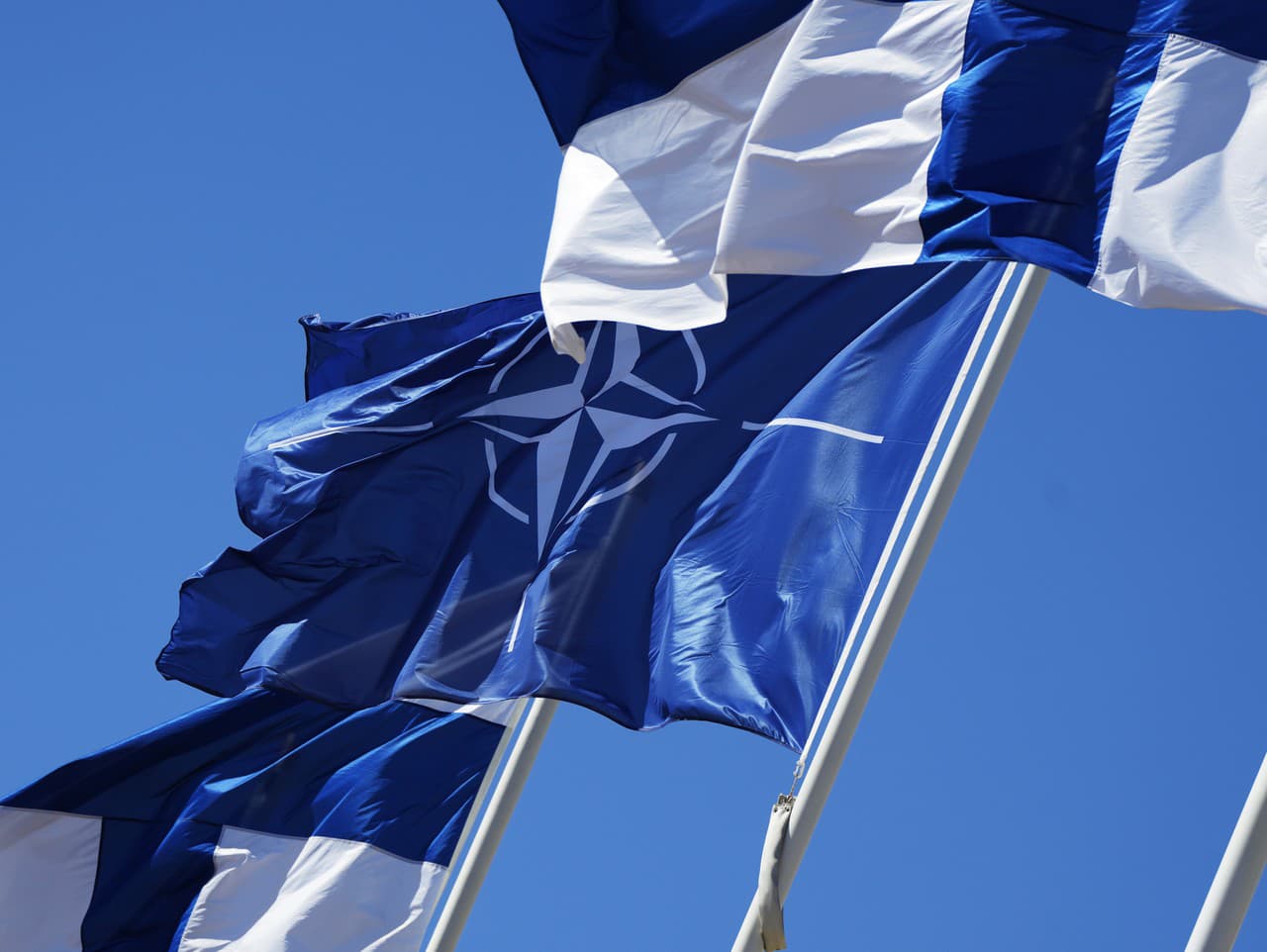 Vlajka Severoatlantickej aliancie a vlajky Fínska vejú na stožiaroch v Helsinkách.