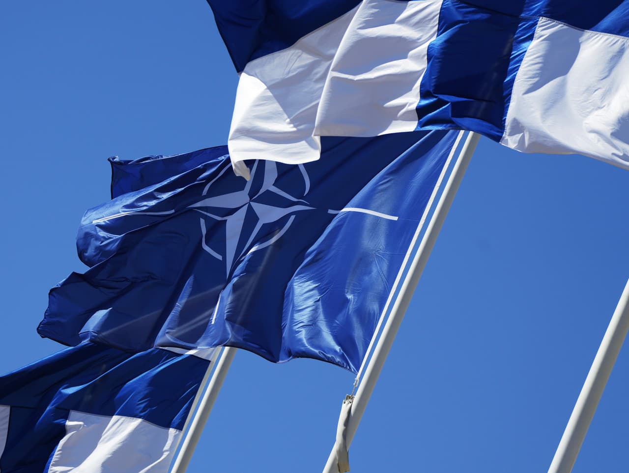 Vlajka Severoatlantickej aliancie a vlajky Fínska vejú na stožiaroch v Helsinkách.