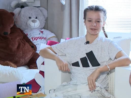 Postrelená kadetka Miška je už doma z nemocnice