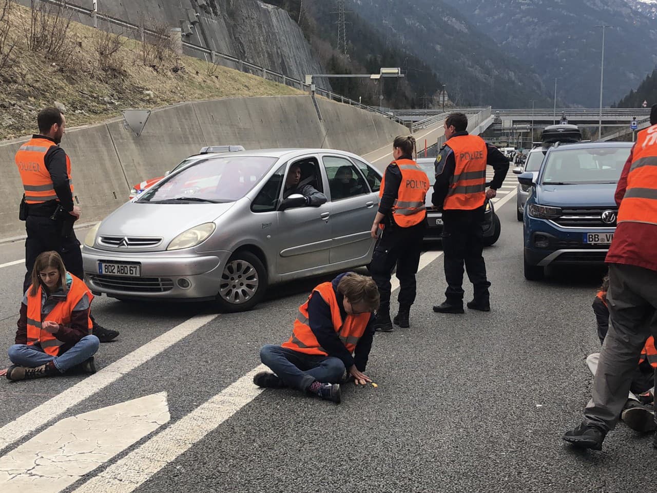 Klimatickí aktivisti zablokovali vo Švajčiarsku dopravu v rušnom tuneli 