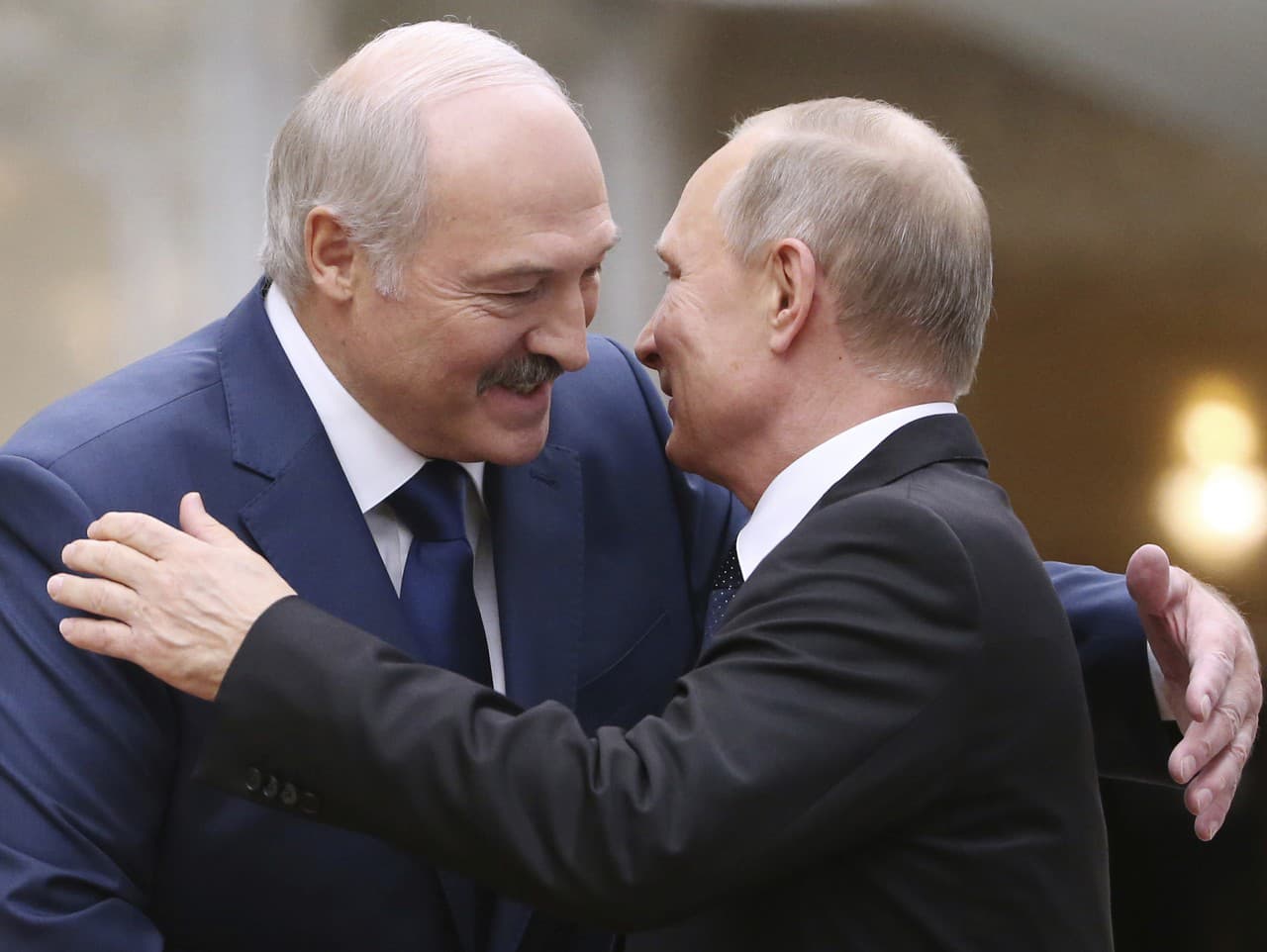 Vladimir Putin (vpravo) a Alexandr Lukašensko vo vzájomnom objatí