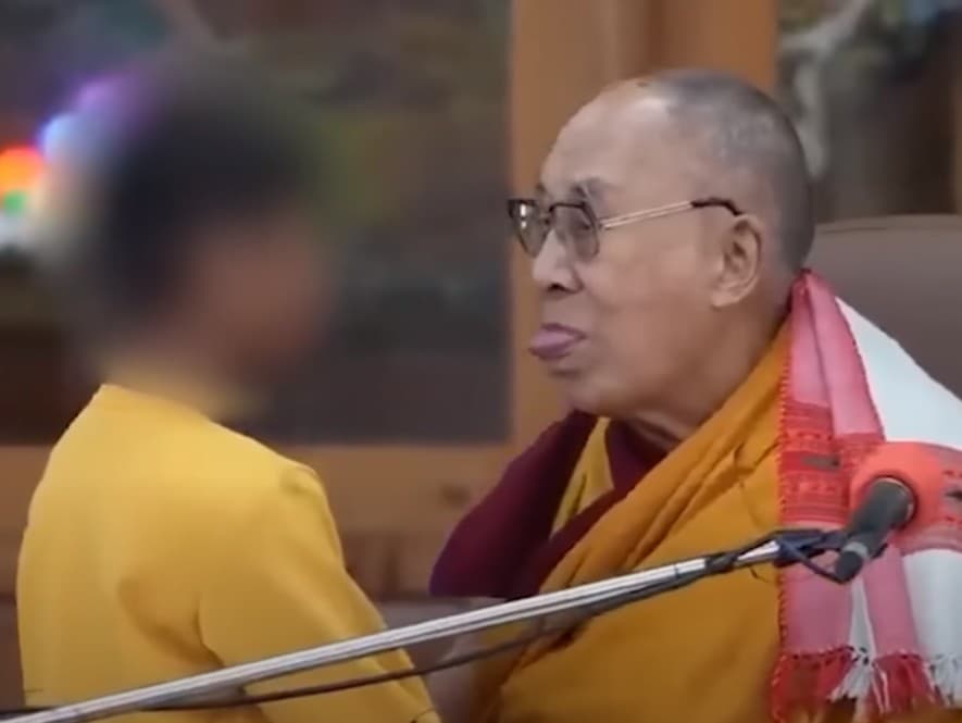 Dalajláma chcel, aby mu malý chlapec sal jazyk.