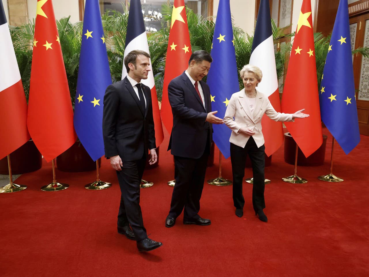 Francúzsky prezident Emanuel Macron a predsedníčka Európskej komisie Ursula von der Leyenová na oficiálnej návšteve Číny. V strede čínsky prezident Si Ťin-pching