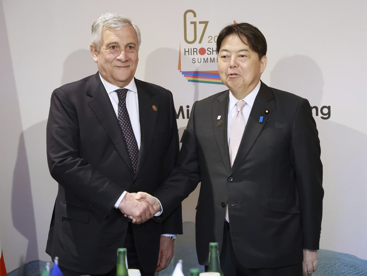 Taliansky minister zahraničných vecí Antonio Tajani a japonský minister zahraničných vecí Jošimasa Hajaši