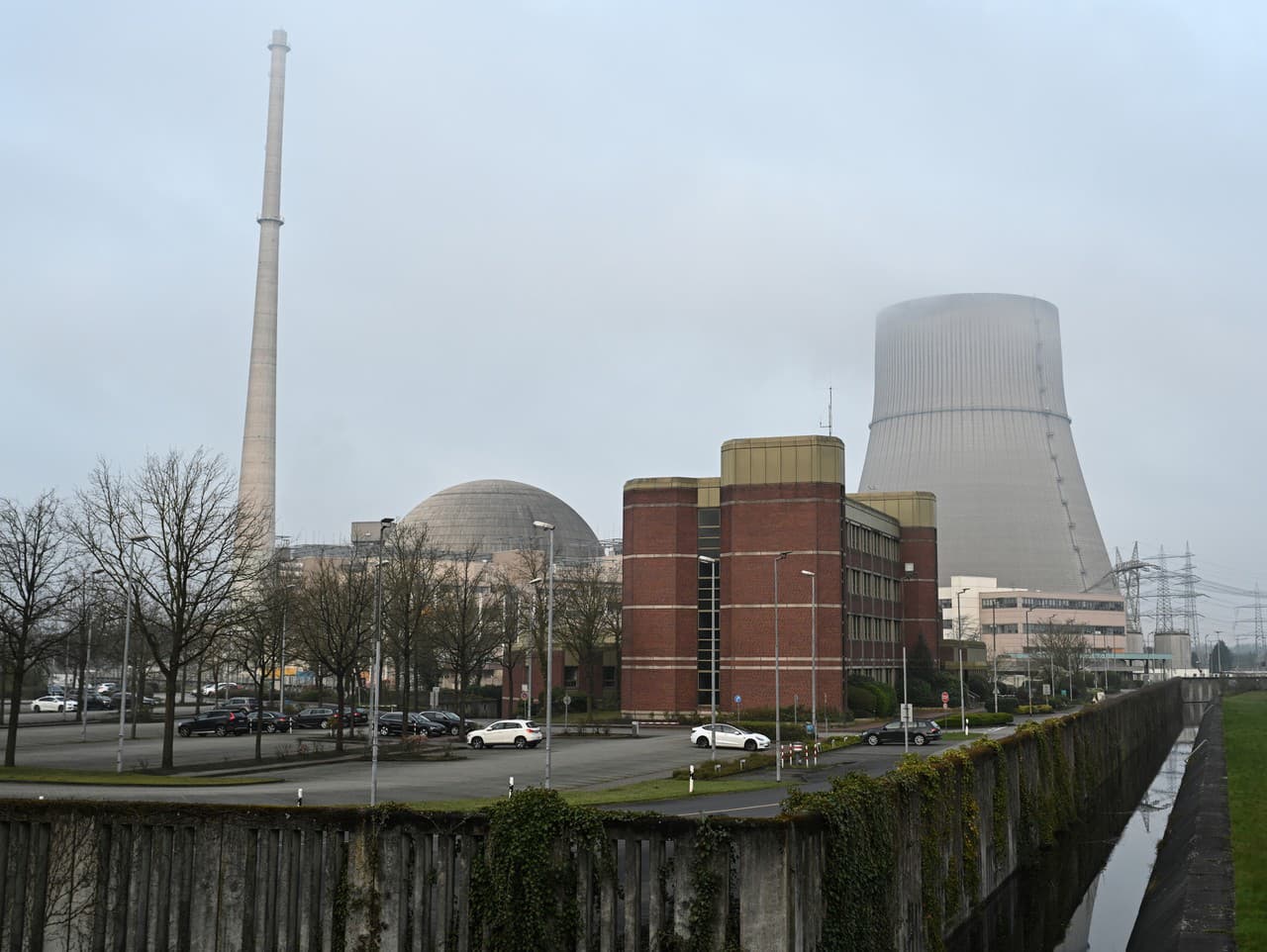 Pohľad na jadrovú elektráreň Emsland a odstavenú chladiacu vežu v nemeckom Lingene