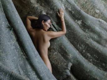 Ruská influencerka Luiza Kosykhová pózuje na Bali v obnaženom tele pri posvätnom strome