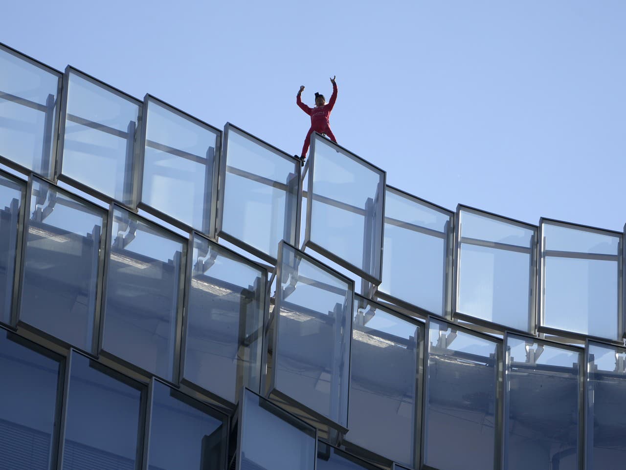 Alain Robert na budove Alto tower vo Francúzsku