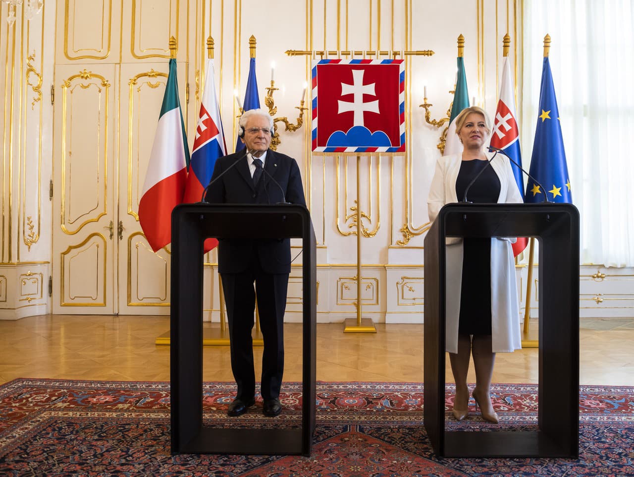 Taliansky prezident Sergio Mattarella a slovenská prezidentka Zuzana Čaputová počas spoločnej tlačovej konferencie