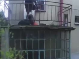 Zlodeja prichytili policajti, ako si ukradnuté veci odkladá na balkón