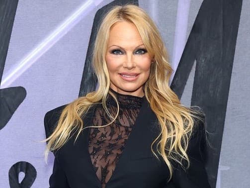 Pamela Anderson dorazila na módnu šou v priesvitnom overale.