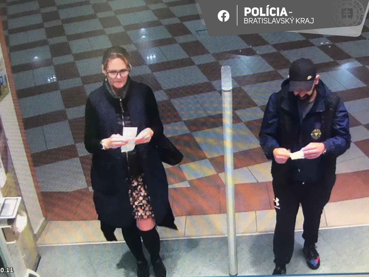 Polícia pátra po páchateľoch, ktorí ukradli zubné pasty a kefky za stovky eur