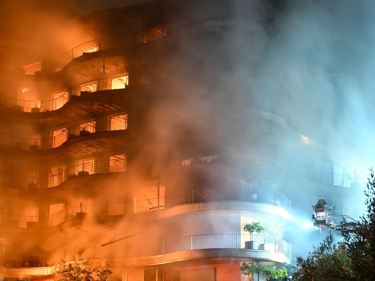 Bytový komplex v tureckom Izmire zachvátil požiar.