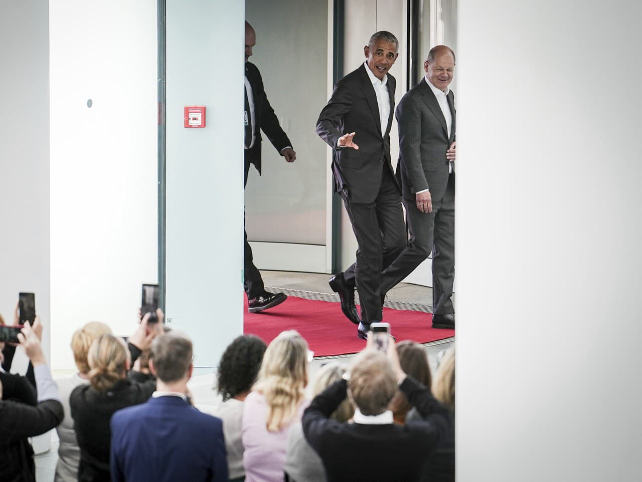 Bývalý americký prezident Barack Obama v stredu počas návštevy Berlína s nemeckým kancelárom Olafom Scholzom