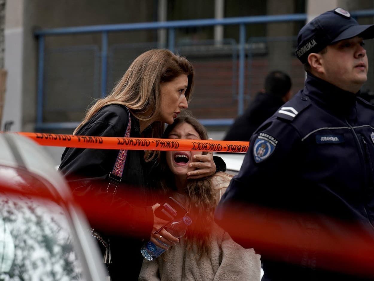 Šok po krvavej streľbe na škole v Belehrade.