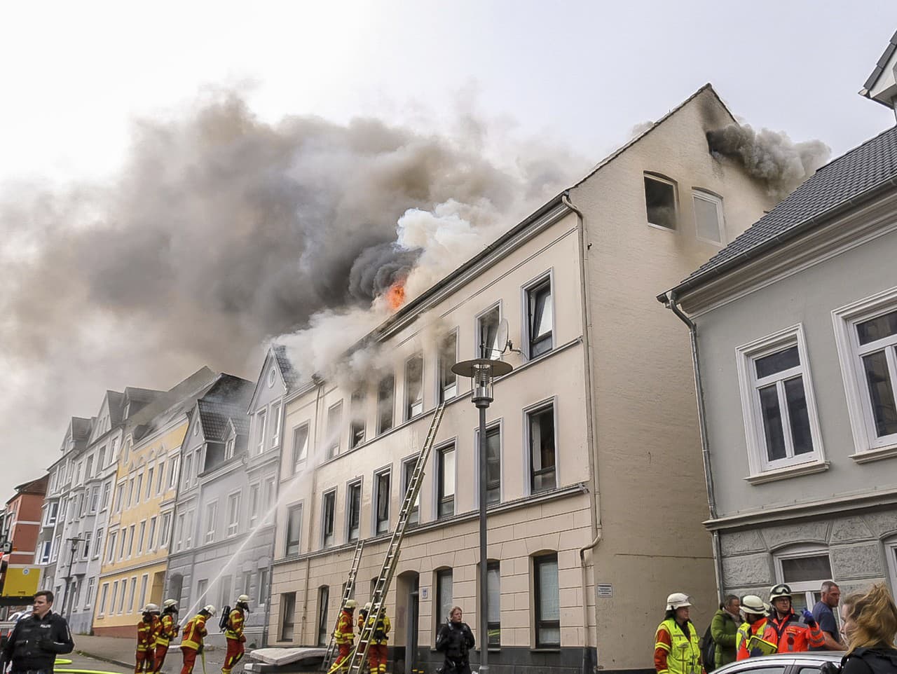 Vo Flensburgu horela bytovka, pri ktorej zomreli dvaja ľudia.
