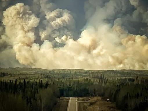 Viac ako 20-tisíc obyvateľov pred lesným požiarom muselo ujsť.
