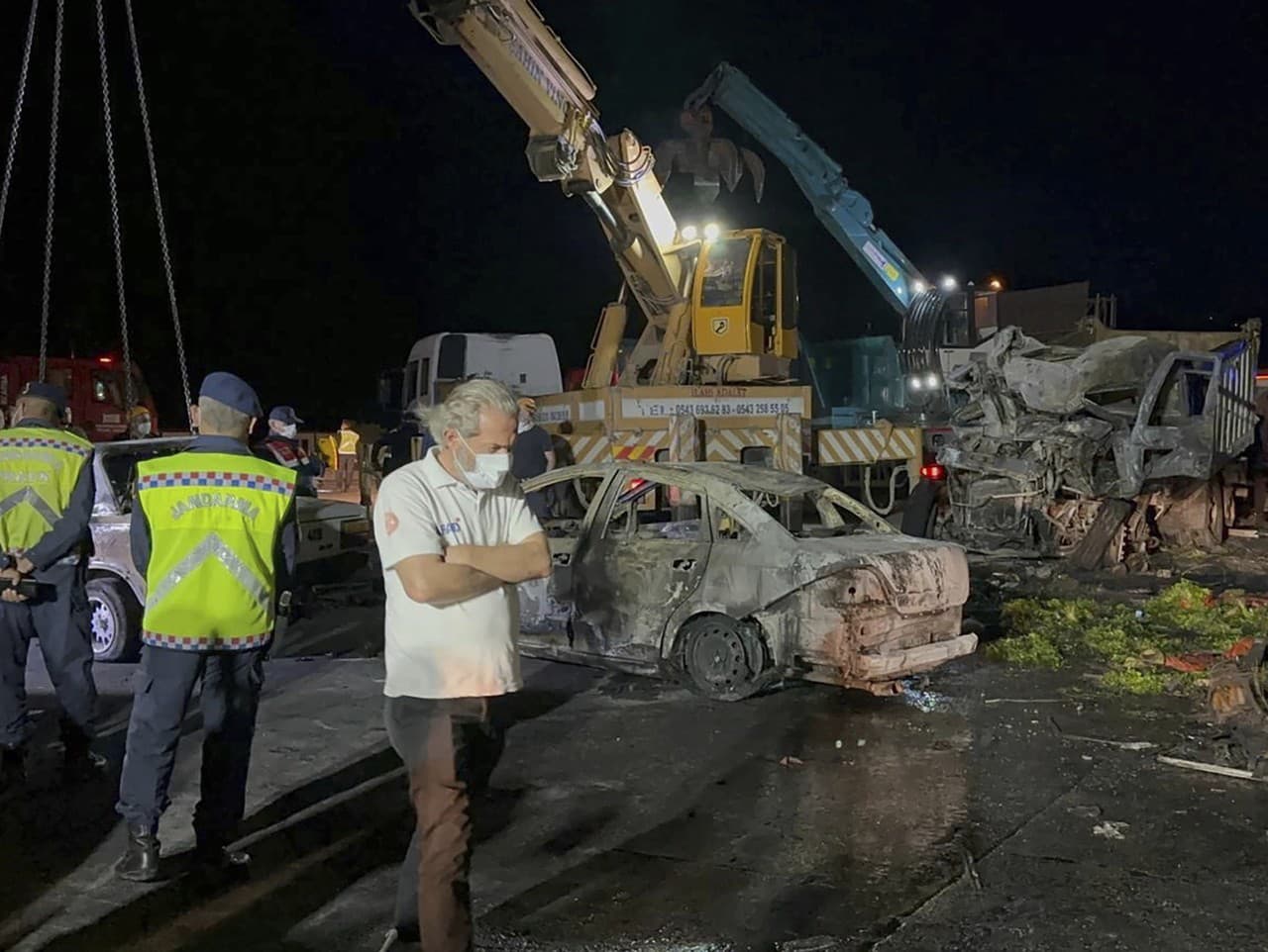 Tureckí policajti a príslušníci záchranných zložiek zasahujú po zrážke viacerých vozidiel v provincii Hatay na juhu Turecka.