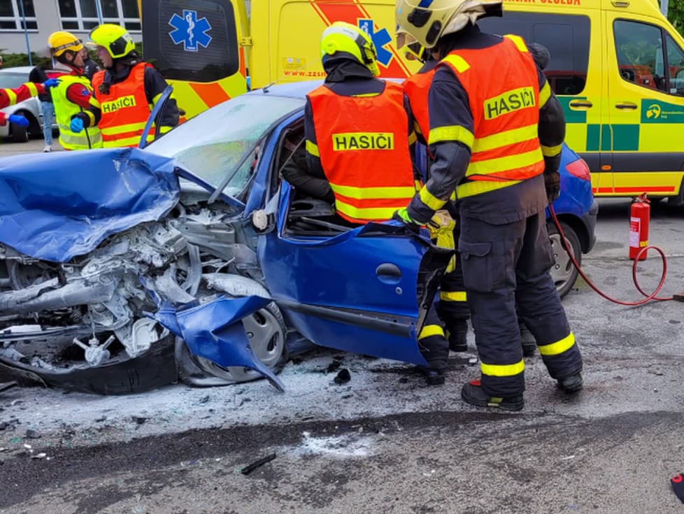 Čelná zrážka dvoch osobných vozidiel sa skončila takmer tragicky
