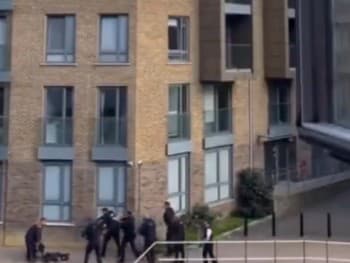 Mimoriadne krutý zásah polície natočili svedkovia priamo z balkóna