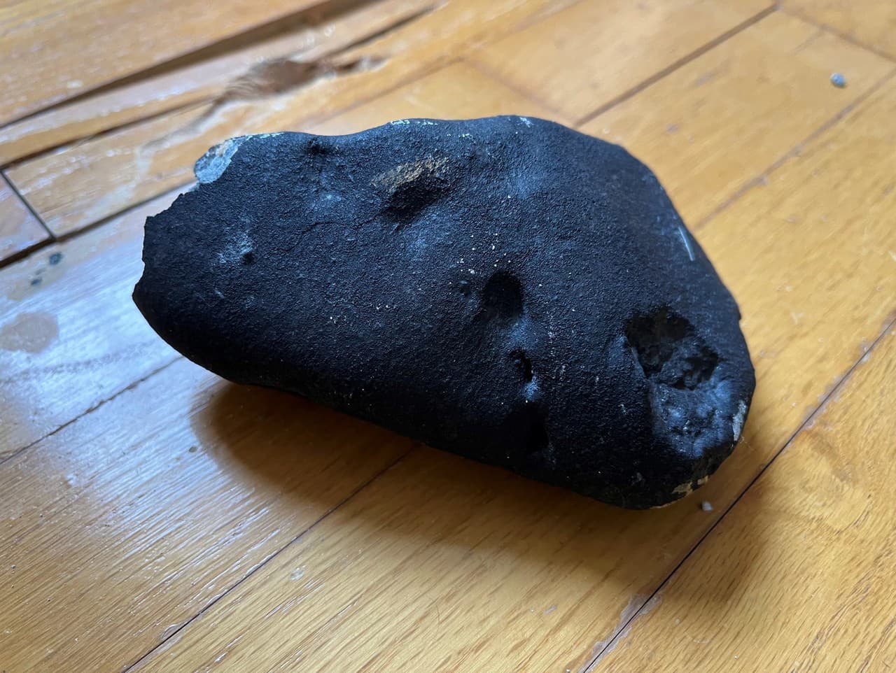 Meteorit spadol cez strechu priamo do spálne jedného z domov v New Jersey
