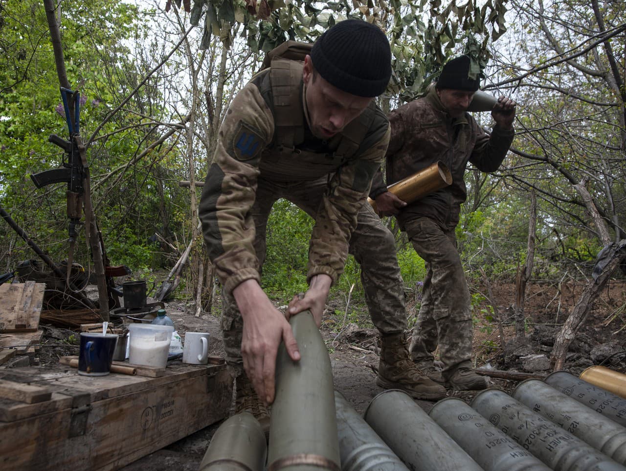 Ukrajinskí vojaci pripravujú strely zo samohybných húfnic.