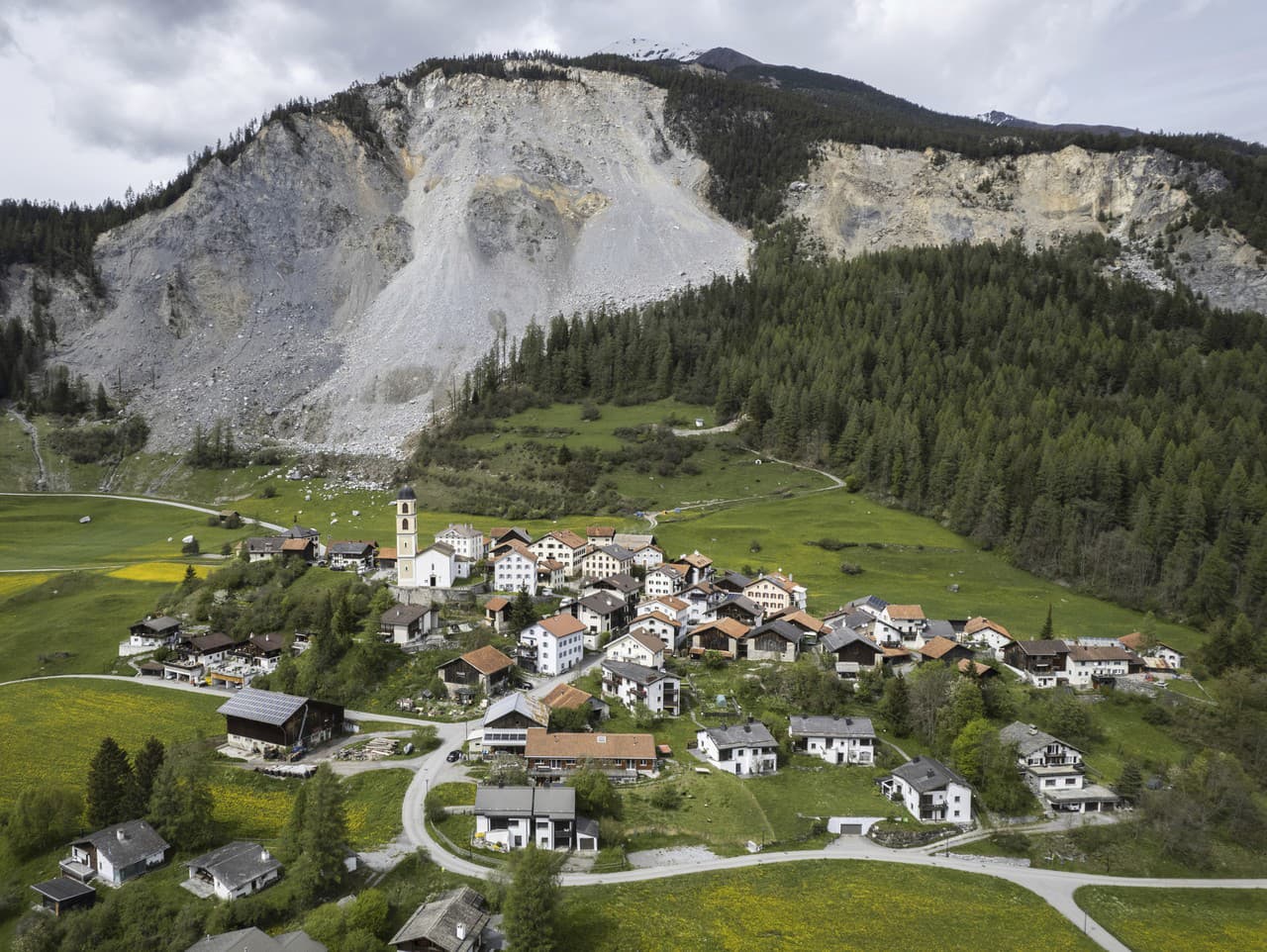 Predstavitelia švajčiarskej dediny Brienz nariadili obyvateľom obce evakuáciu z dôvodu hroziaceho pádu veľkej skaly z blízkej hory.