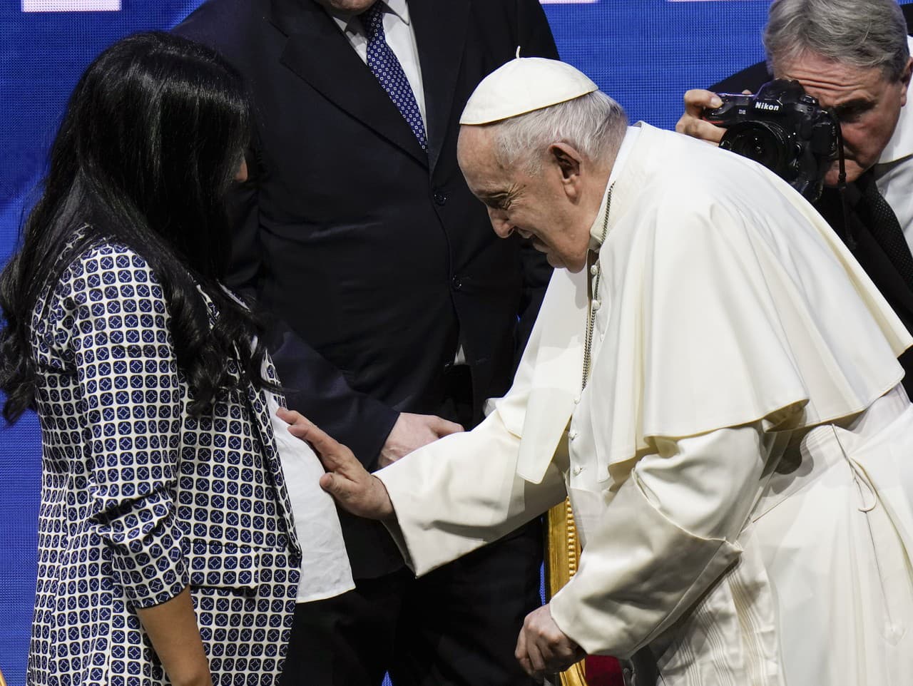 Pápež František sa zdraví s tehotnou ženou