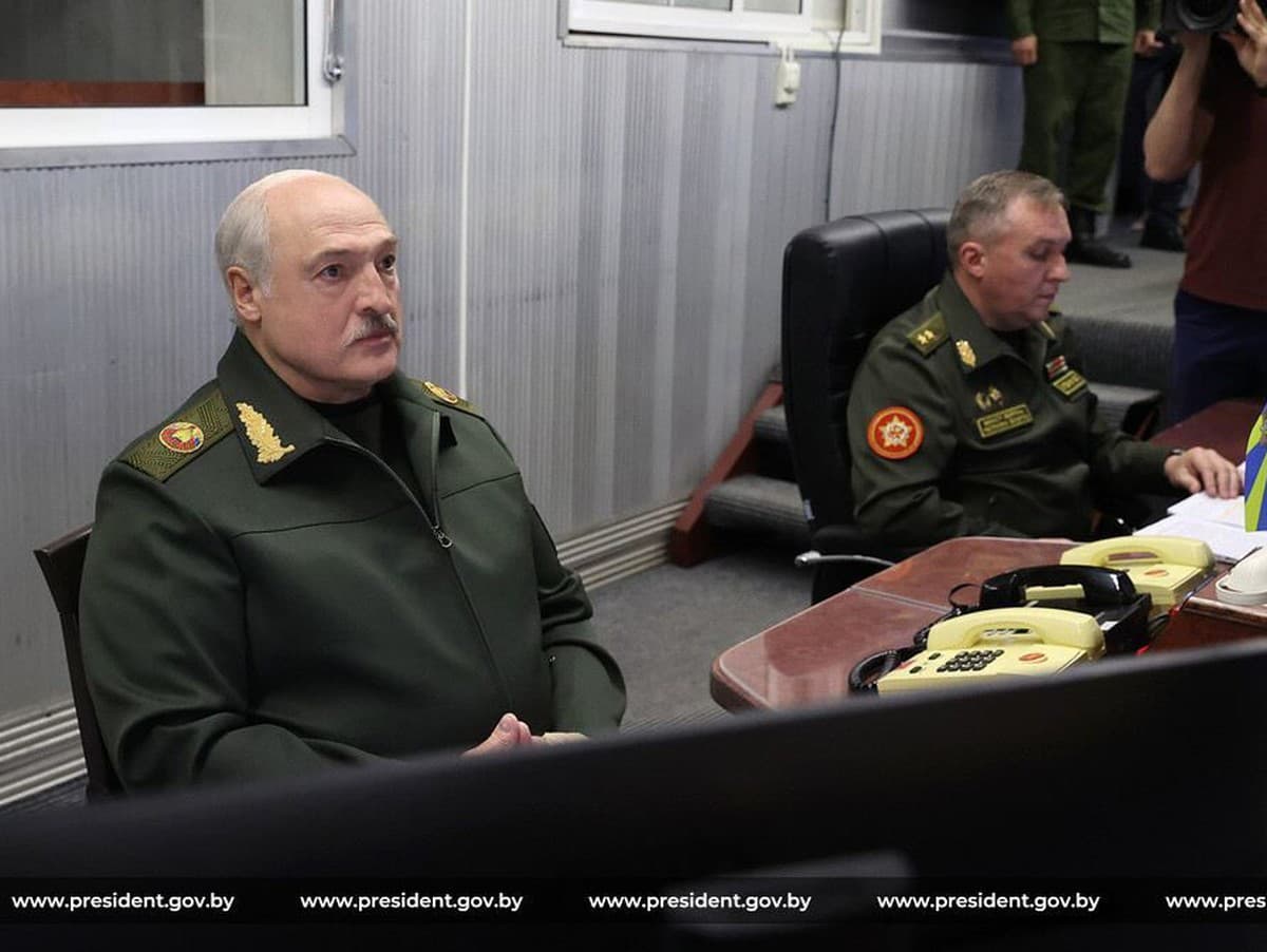 Je to pravý Lukašenko alebo vosková figurína?