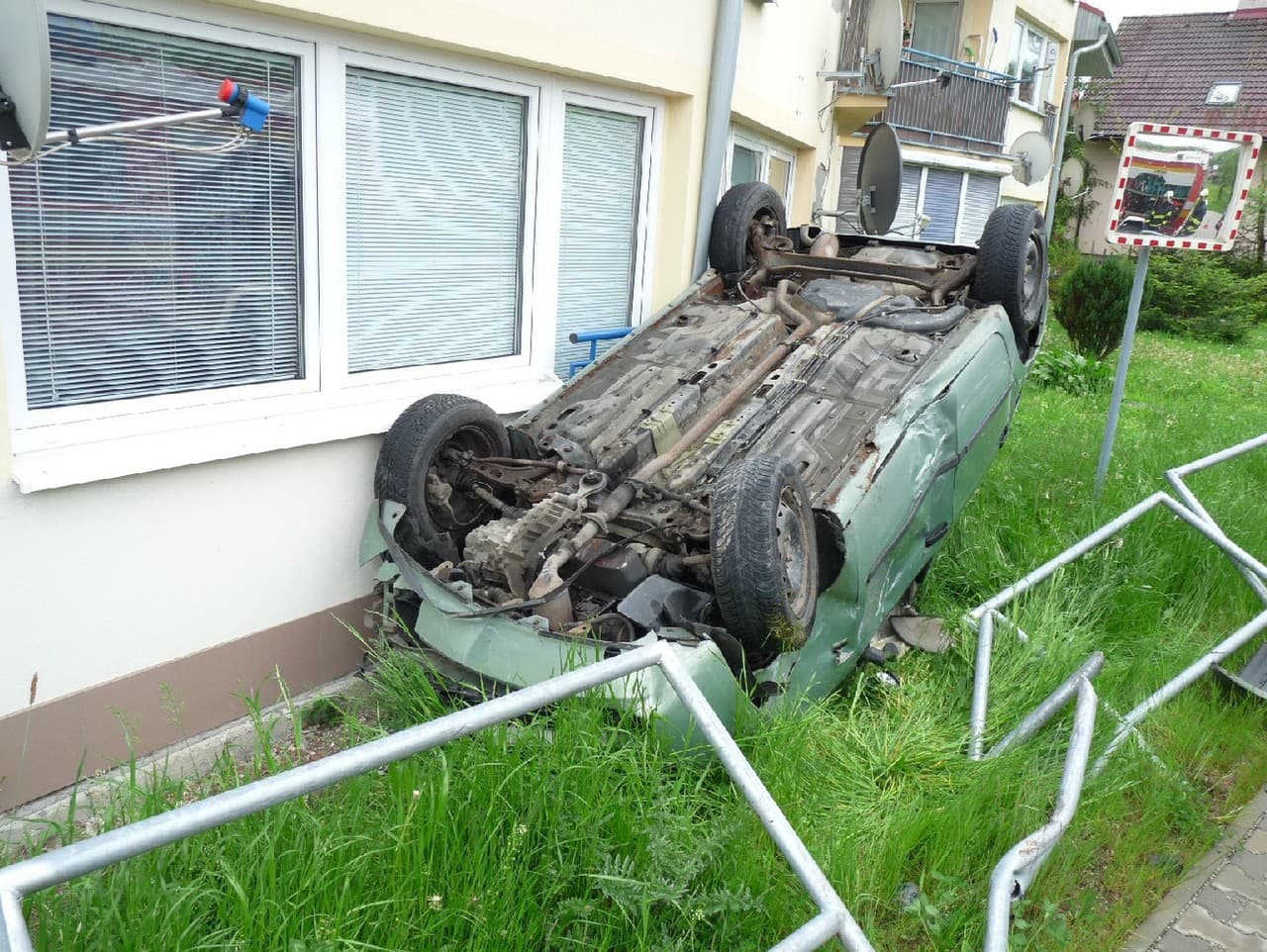 Osobné auto v Brvnište skončilo po nehode na streche opreté o bytovku