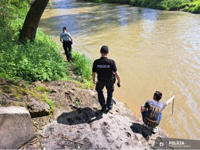 Policajti hľadajú dievčatko, ktoré spadlo do vody. 