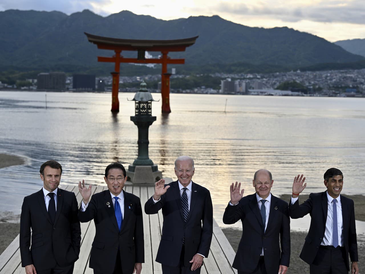 Francúzsky prezident Emmanuel Macron, japonský premiér Fumio Kišida, americký prezdient Joe Biden, nemecký kancelár Olaf Scholz a britský premiér Rishi Sunak