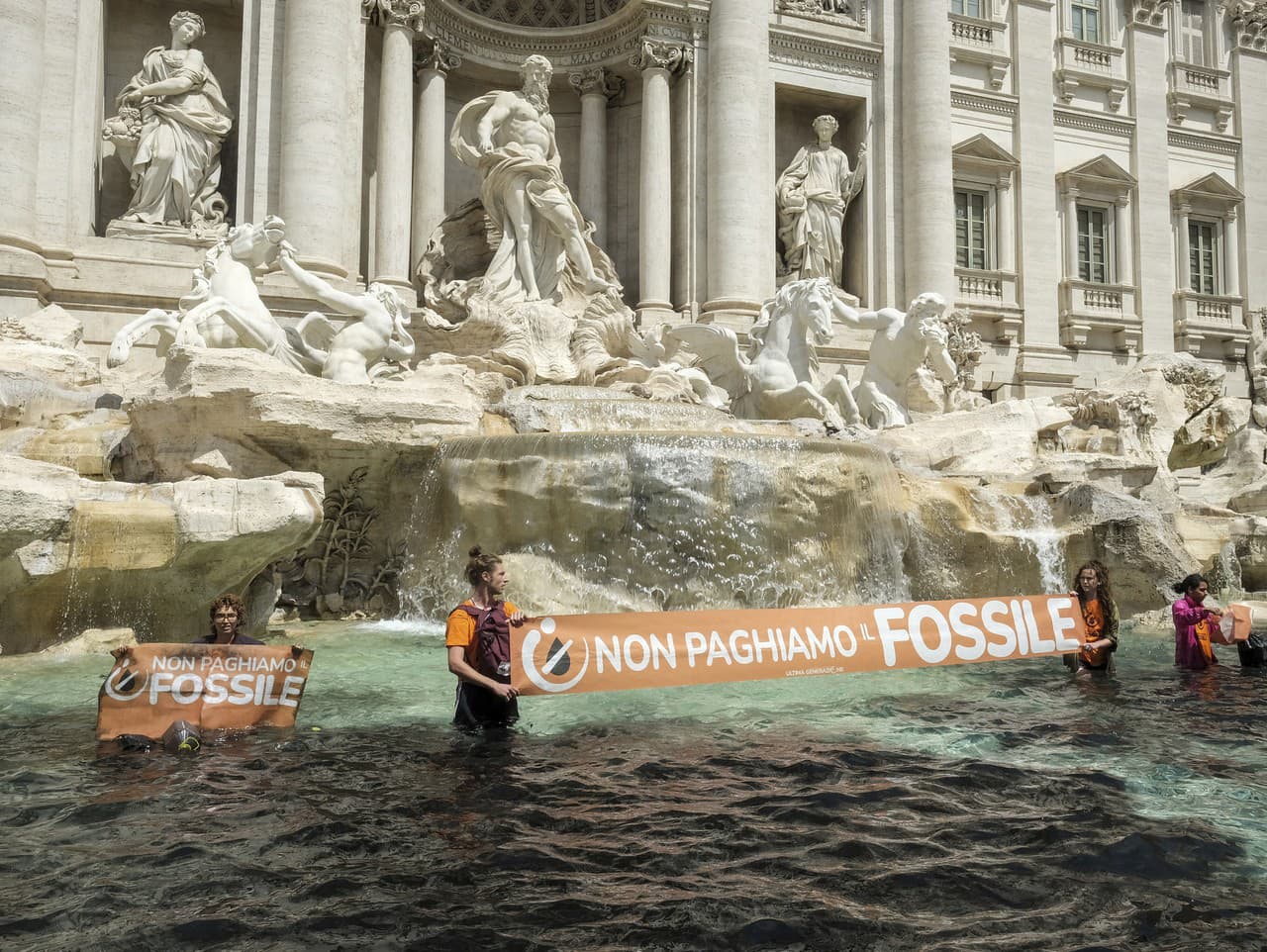 Aktivisti ukazujú transparent proti využívaniu fosílnych palív na Fontáne di Trevi v Ríme