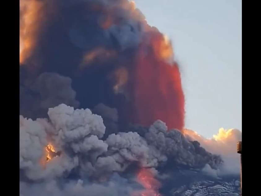 Talianska sopka Etna zaznamenala novú erupciu.