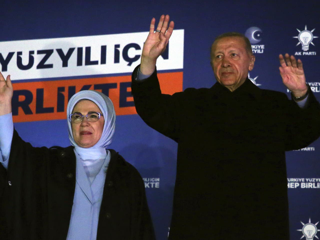 Turecký prezident a prezidentský kandidát Recep Tayyip Erdogan a jeho manželka Emine