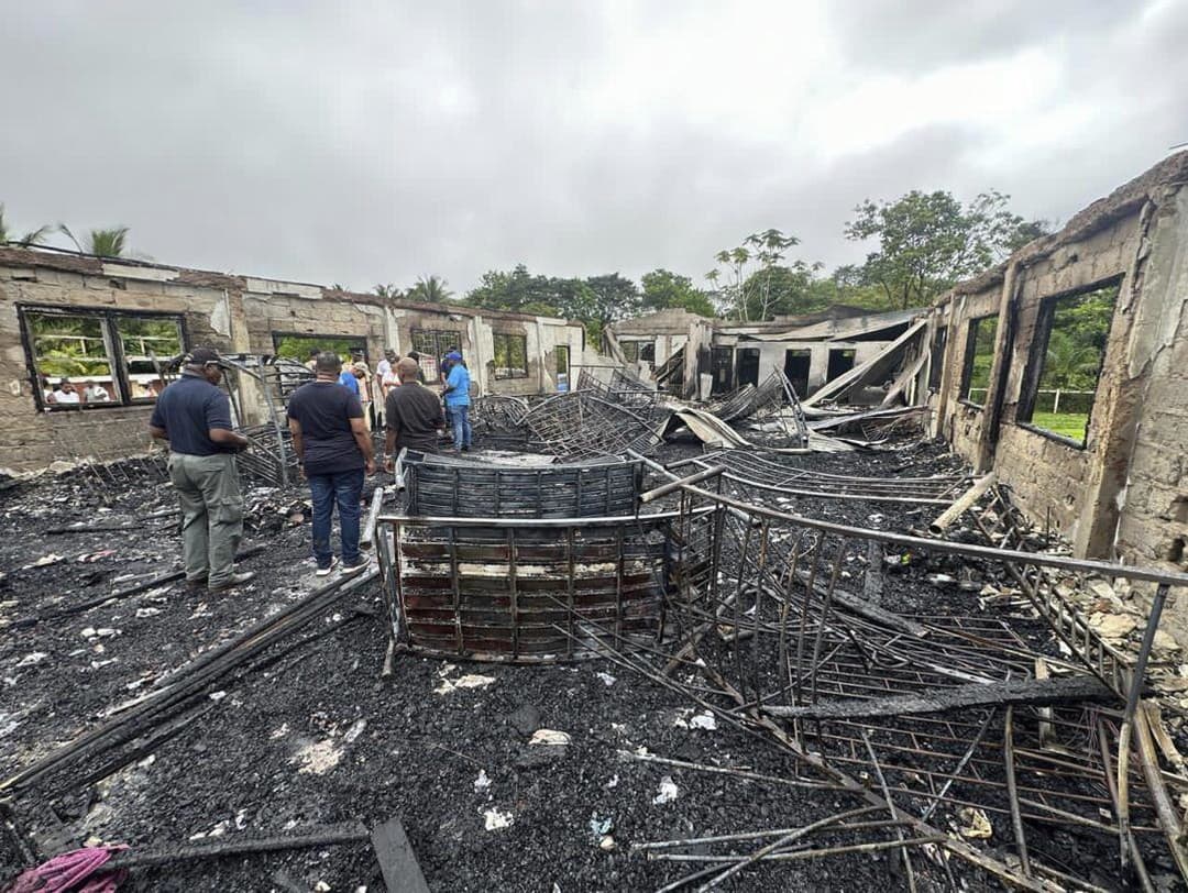 Pozostatky po požiari internátu v Guyane