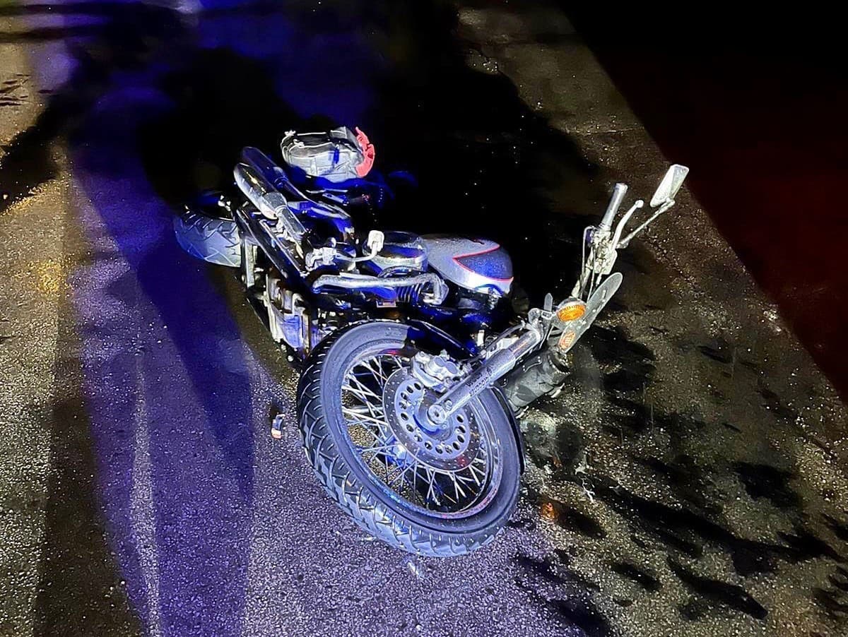 Polícia naháňala motorkára, ktorý držal pri sebe drogy