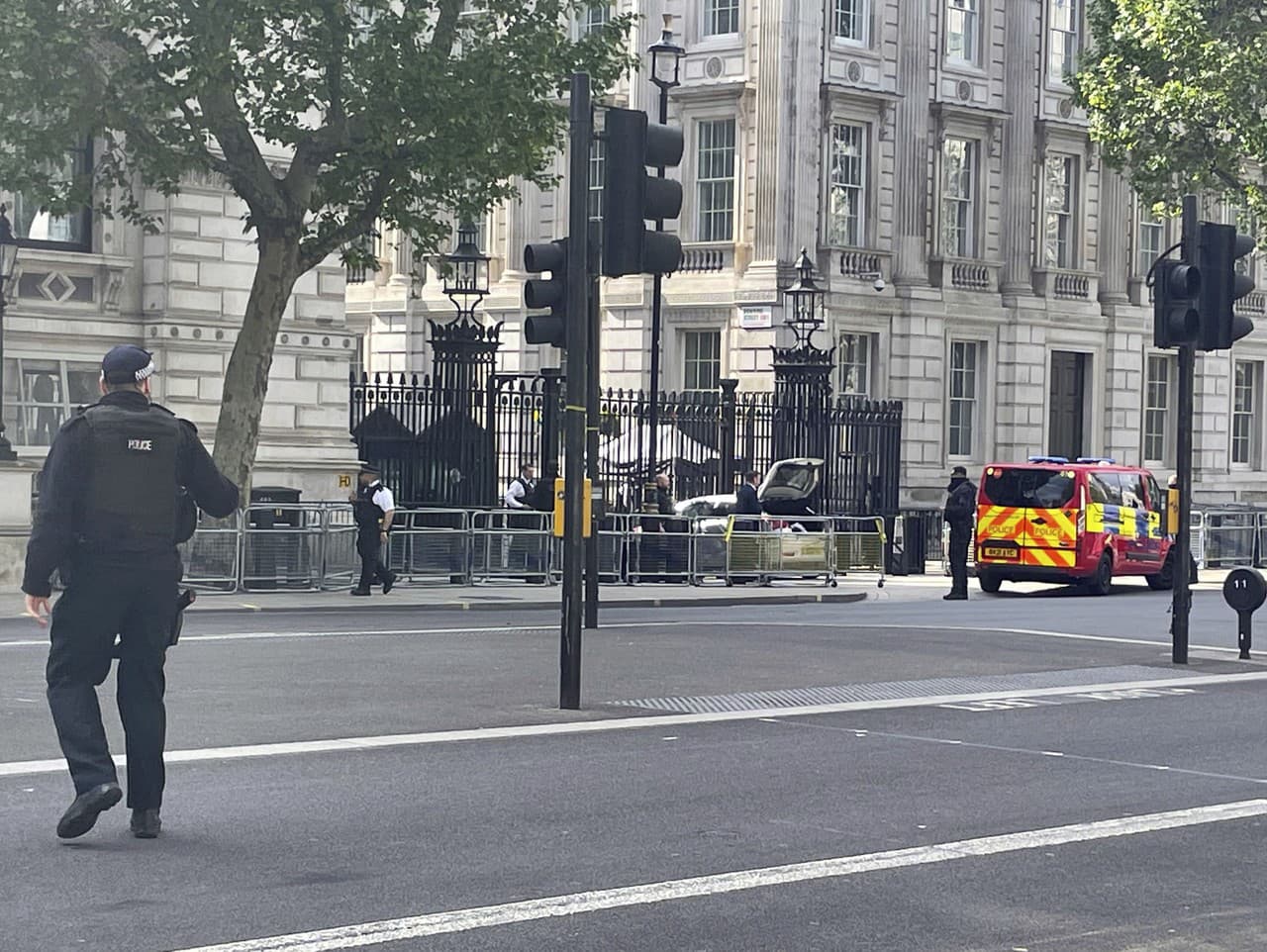Auto narazilo do brán pred sídlom britského premiéra.