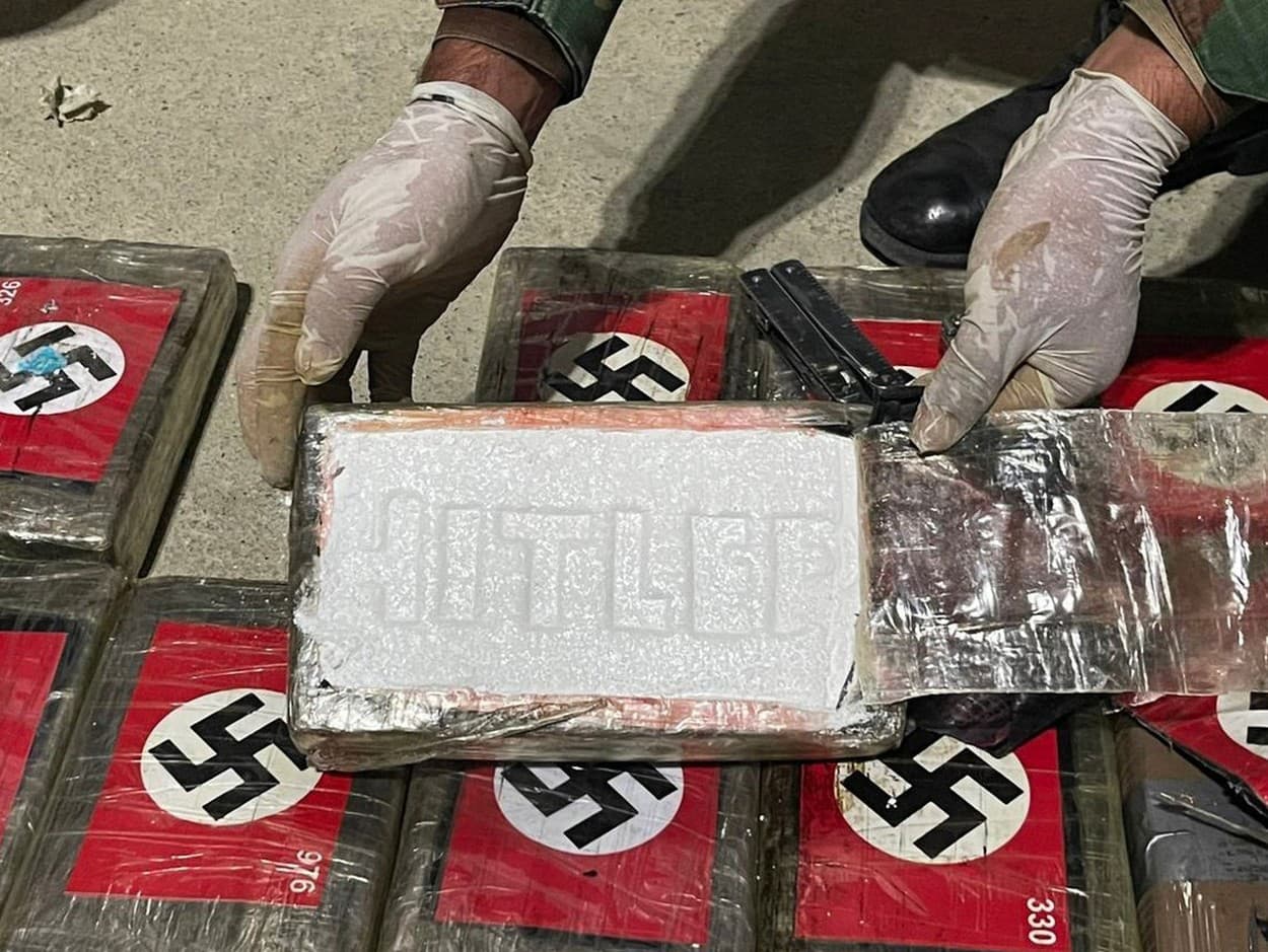 Balíčky kokaínu mali na sebe hákové kríže a nápis Hitler